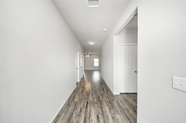 Building Photo - 2214 Welborn Dr