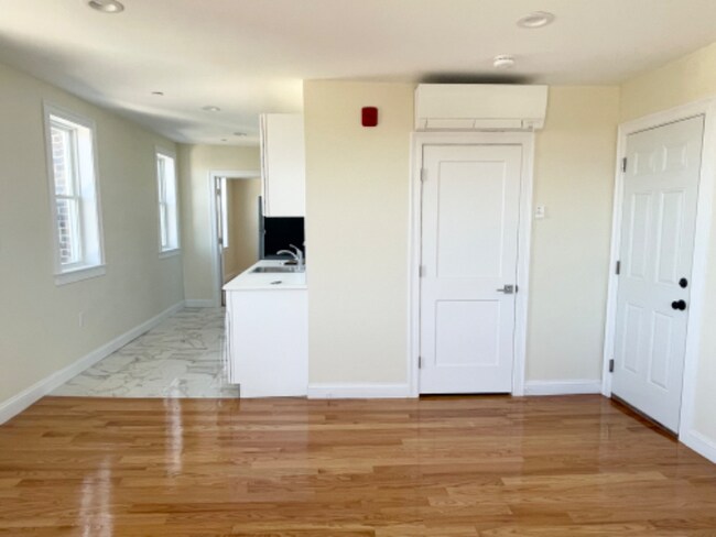 Foto del edificio - 325 Newport Ave