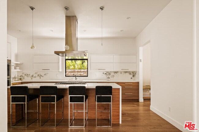 Foto del edificio - 5062 Woodley Ave