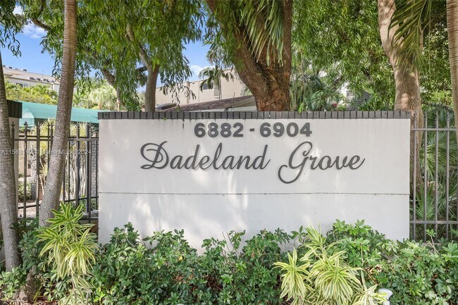 Foto del edificio - 6886 N Kendall Dr