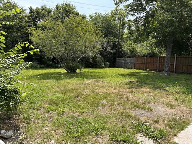 Building Photo - 560 Loraine Cir