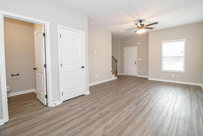 Building Photo - 1115-E1 Hillwood Dr