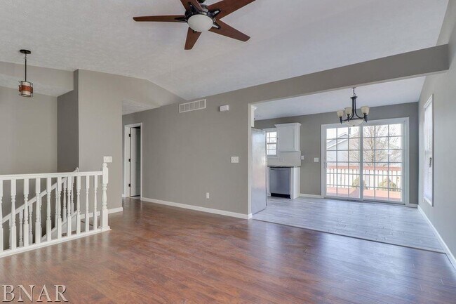 Foto del edificio - Stunning 4 Bed/3Bath Bi Level