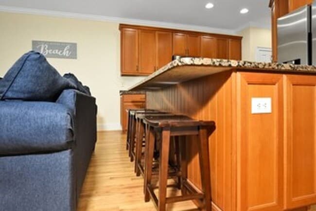 Building Photo - Furnished 3-bedroon townhouse end-unit for...