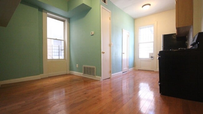 Building Photo - 421 Franklin Ave