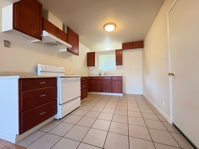 Building Photo - Charming Two Bedroom Unit