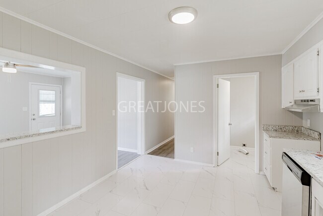 Foto del edificio - REDUCED! - NOW OFFERING 1/2 MONTH FREE WIT...