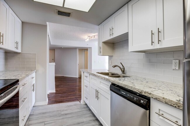 Foto del edificio - 100 Crestwood Ct N
