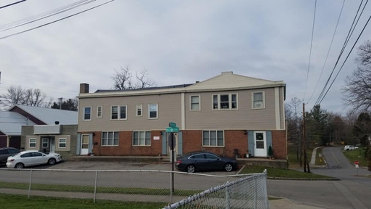 Foto principal - 595 Rock Beach Rd | Apt 1 | 2 BD/1 BA | Ir...