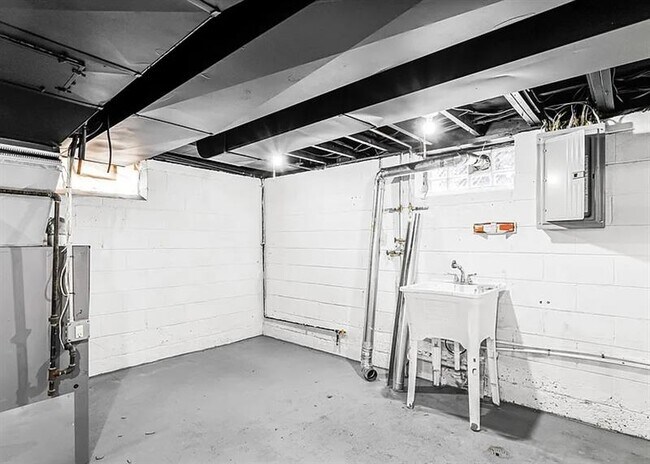 Building Photo - ELEGANT SUMNER HOME