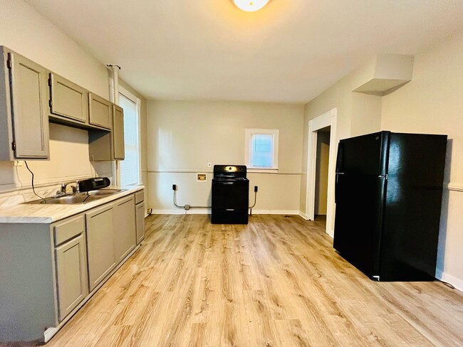 Building Photo - Remodeled 2 bedroom home w/bonus room- Sec...