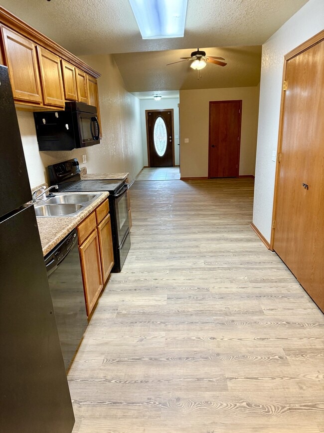 Foto del edificio - 2204 Lakeview Dr