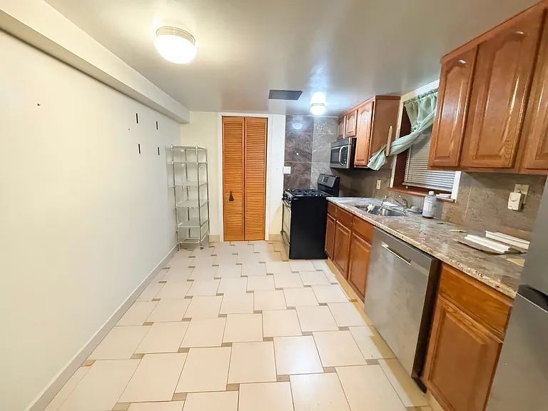 Spacious 1 Bedroom Apartment Available In Prime Ditmars Location - Spacious 1 Bedroom Apartment Available In Prime Ditmars Location