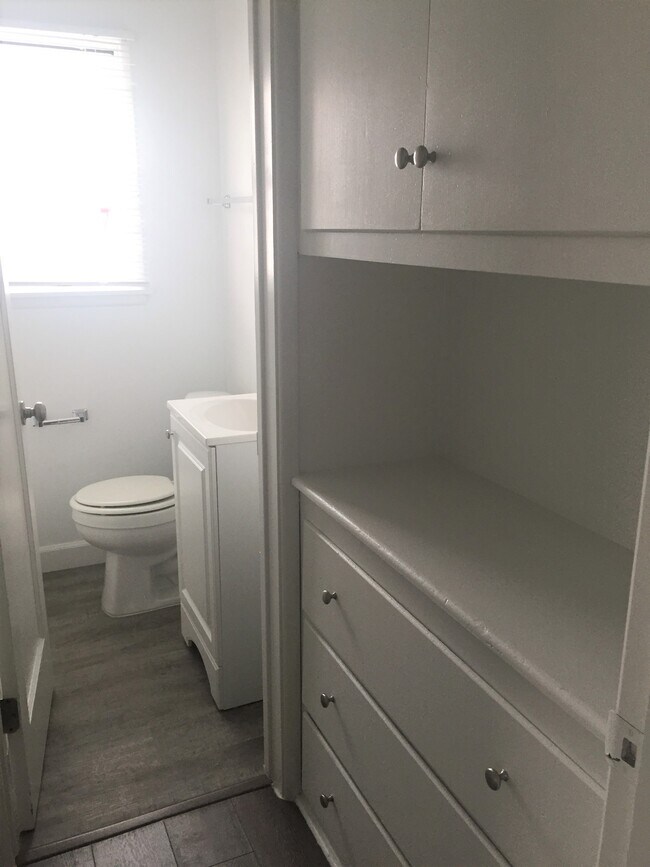 Building Photo - 104 N 1st St