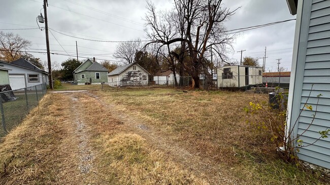 Building Photo - $895 - 3 bed 1 bath - Single Family Home