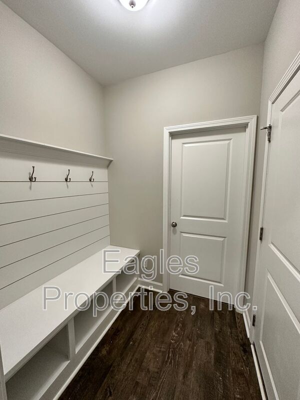 Foto del edificio - 451 Fallingbrook Dr