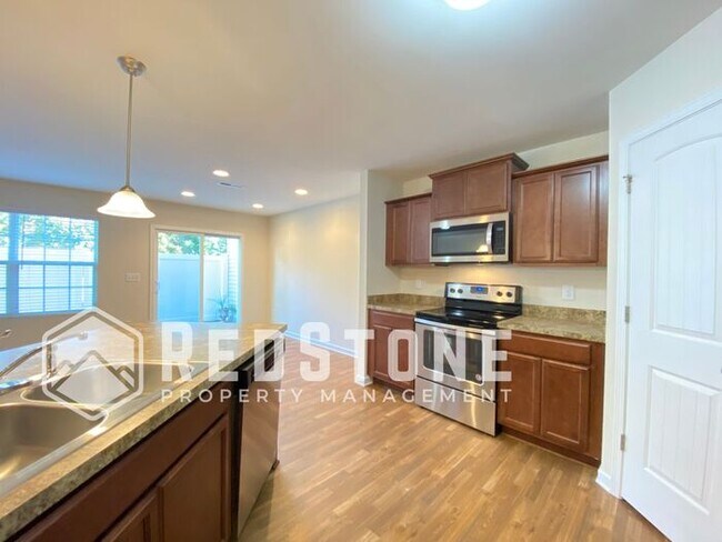 Building Photo - 3 Bedroom, 2.5 Bath - Townhouse