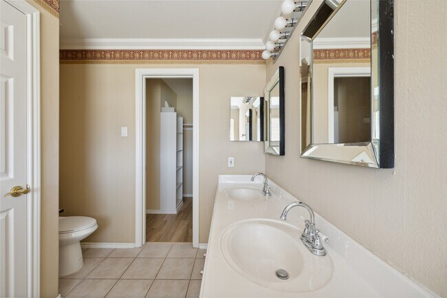 Foto del edificio - 2846 Loganberry Park Ln