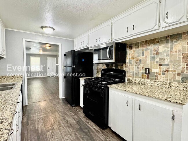 Foto del edificio - 3 Bed, 2 Bath with Fenced Yard / Pet-Friendly / Available Now!