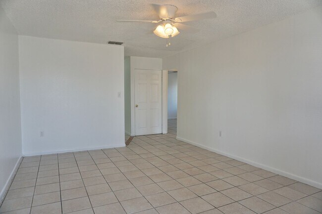 Foto del edificio - 2563-2567 Elm Ave