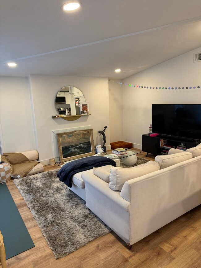 Building Photo - 511 Poinsettia Ave