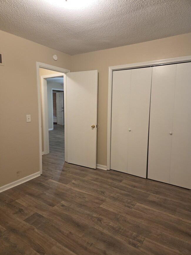 Building Photo - 2102 Chateau Dr