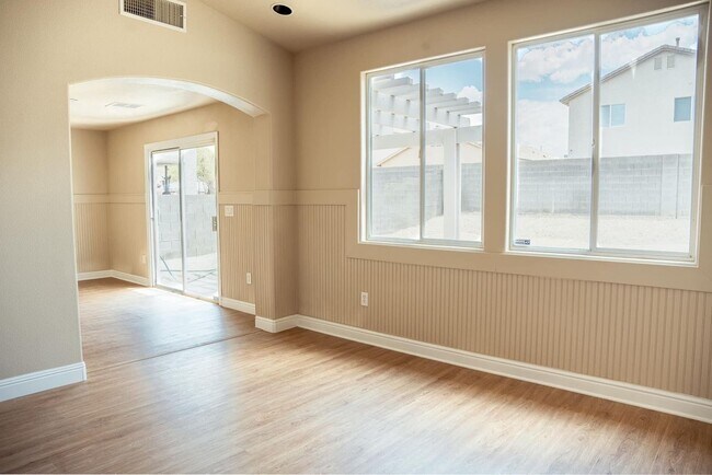 Building Photo - Beautiful Home in the Southwest!