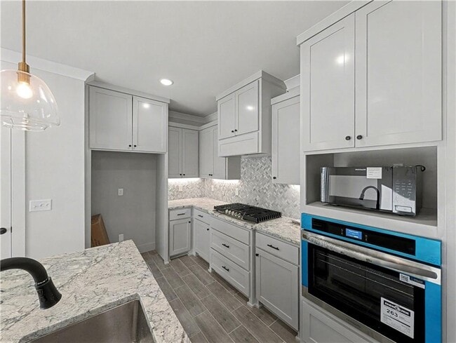 Building Photo - 6905 SW Basswood Ave