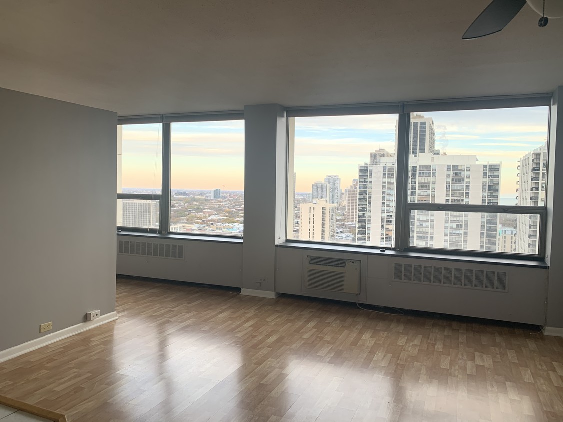 Foto principal - 1360 N Sandburg Terrace