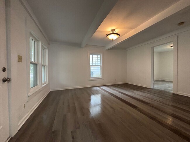 Building Photo - Recently Remodeled 3 bedroom 2 full bathro...