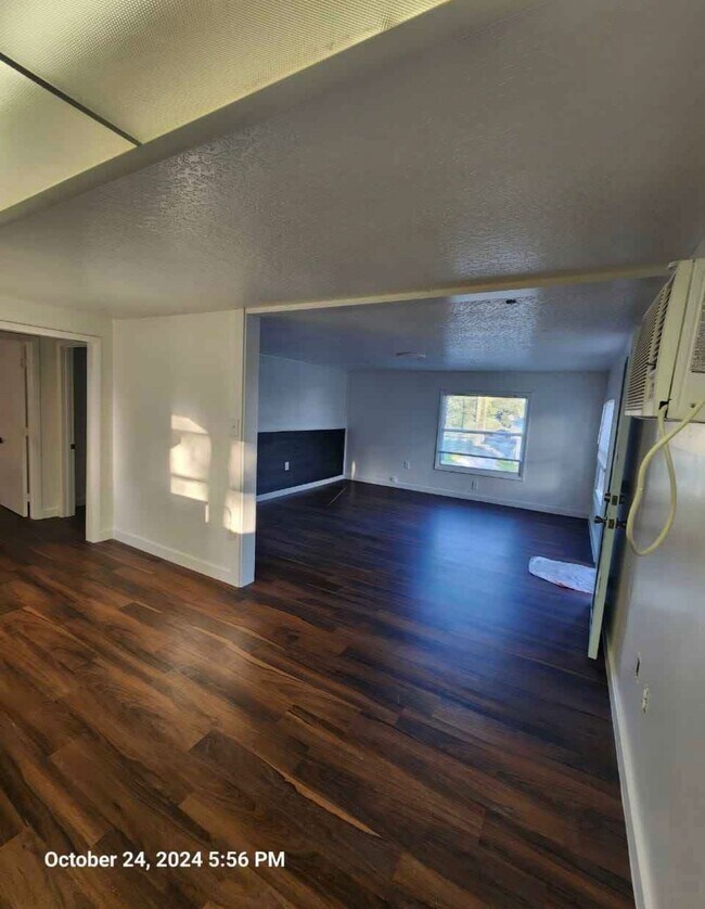 Foto del edificio - 615 Clearlake Rd