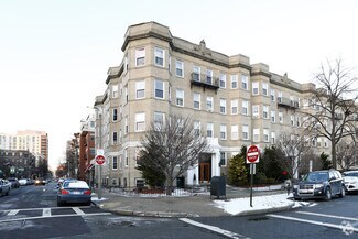 Building Photo - 65 Park Dr