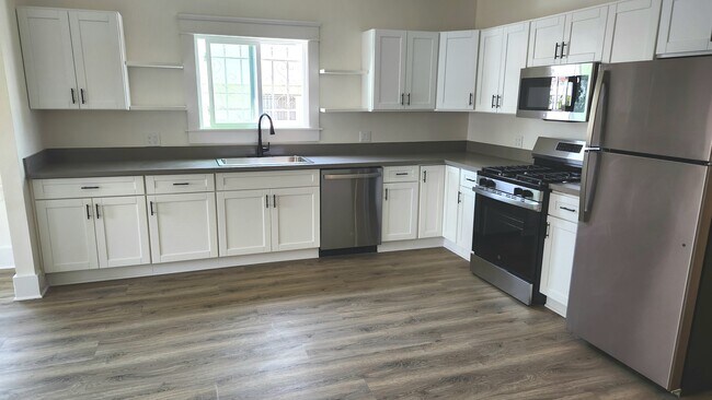 Cocina completamente nueva - 3536 W 60th St