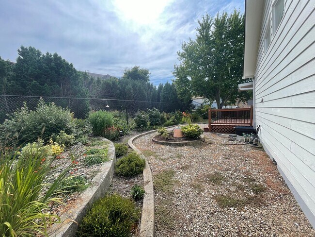 Building Photo - Beautiful 3 Bedroom House