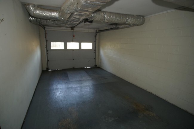 Building Photo - 1211 Glade Hill Dr
