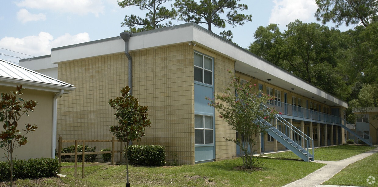Primary Photo - Residences at Oakview