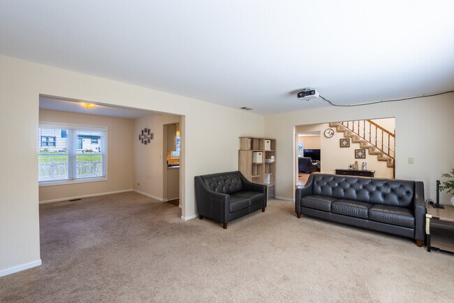 Foto del edificio - 331 E Fox Hill Dr