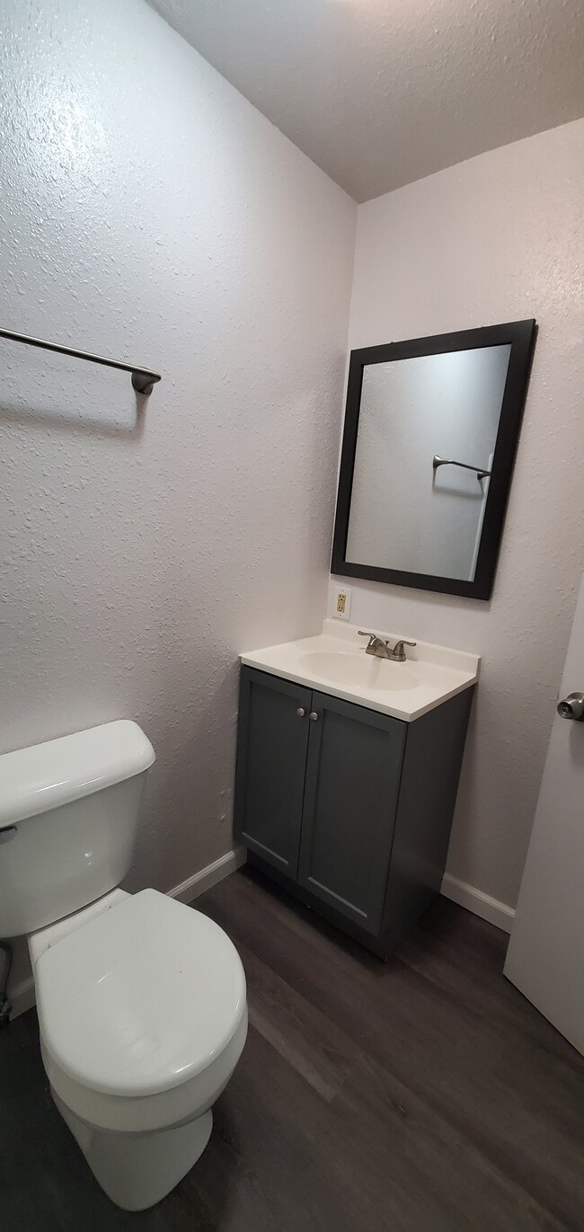 bathroom - 913 N Greenwood St #D
