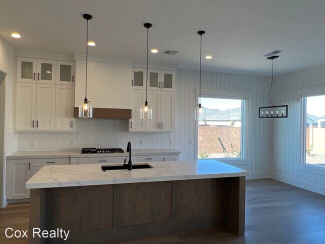 Building Photo - 5 br, 4 bath House - 397 E 4290 S