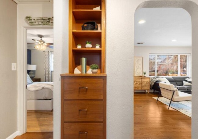 Pasillo con espacio de almacenamiento adicional - 2220 Irving St