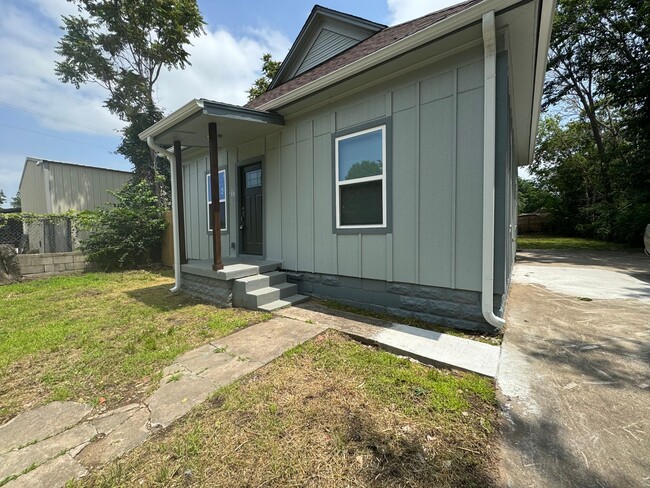 Building Photo - Gorgeous 3 bedroom 2 bathroom home