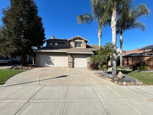 Foto del edificio - Spacious 4 Bed 3 Bath Home in Garin Community