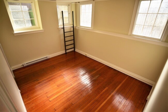 Building Photo - 450 40th St