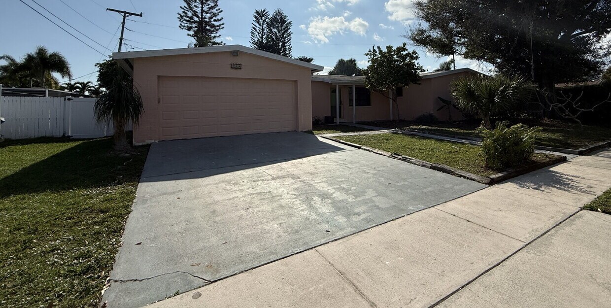 Foto del edificio - 5 BR/3BA pool home in Merritt Island- NO HOA!
