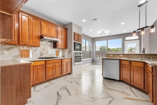 Foto del edificio - 3011 Grand Lakeview Dr