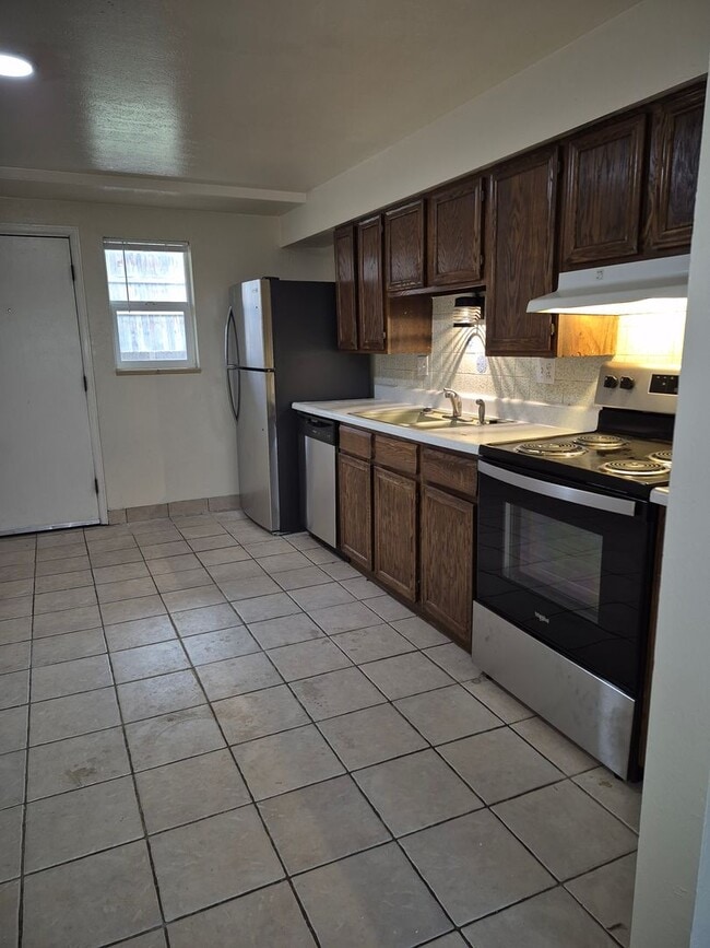 Building Photo - Quiet 2BR Garden-Level Near Mines & Downto...
