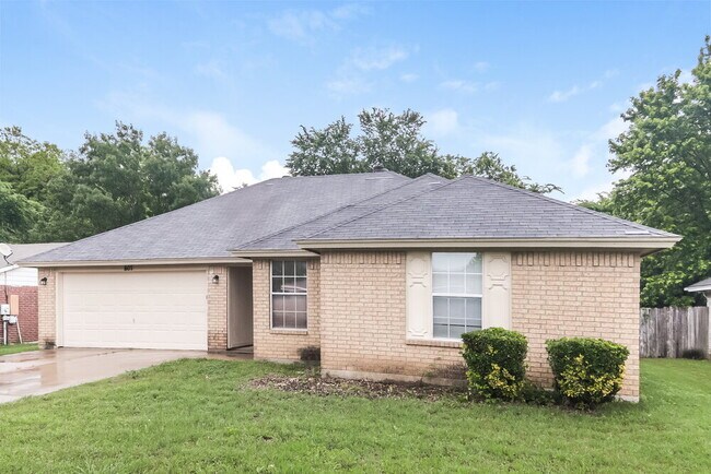 Building Photo - 807 Young Dr