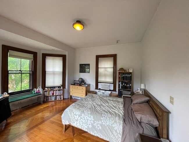Building Photo - 56 Hawes St