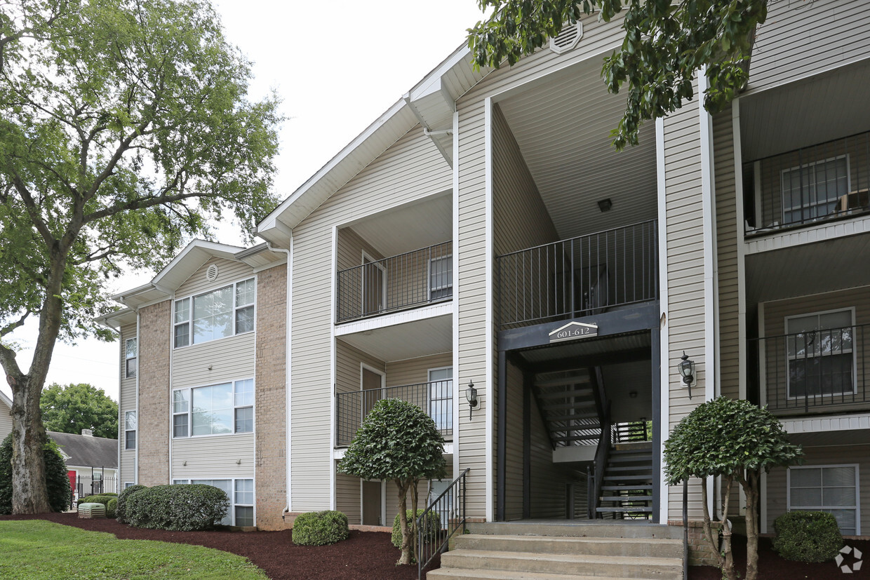 Building Exterior - 1909 Campus Flats