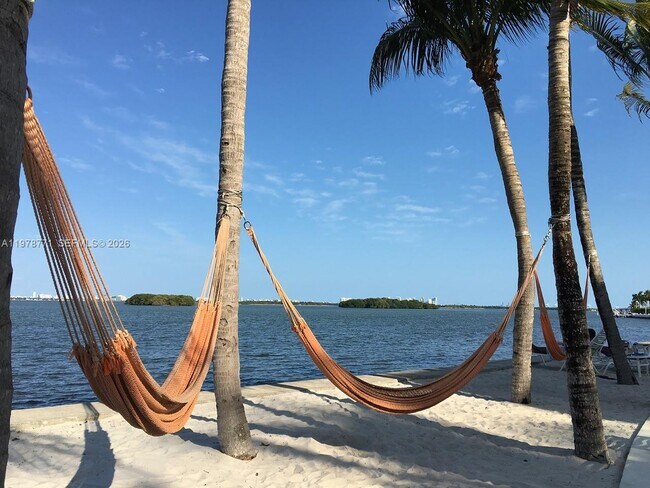 Foto del edificio - 650 NE 64th St